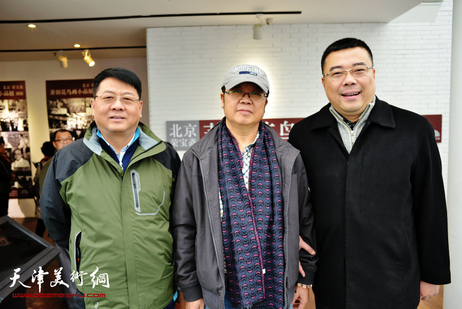 “萧朗花鸟画小品展”12月8日在天津梅江国际艺术馆展出，图为萧珑与来宾在画展现场。