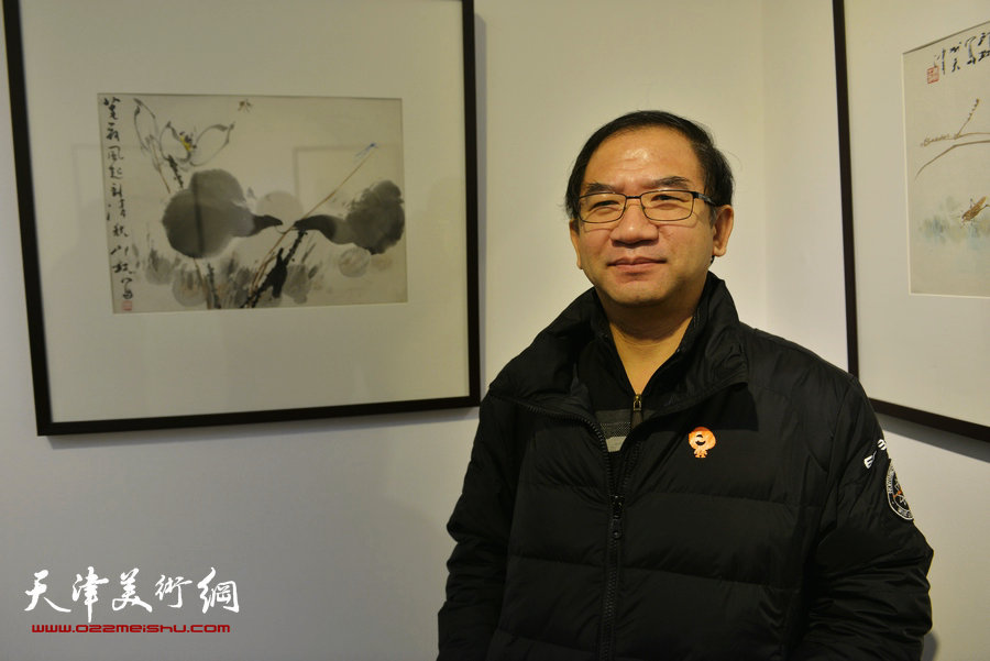 “萧朗花鸟画小品展”12月8日在天津梅江国际艺术馆展出，图为著名书法家顿子斌在画展现场。