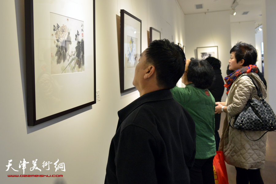 “萧朗花鸟画小品展”12月8日在天津梅江国际艺术馆展出，图为画展现场。