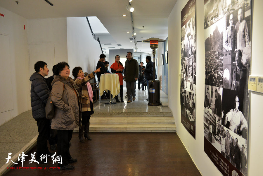 “萧朗花鸟画小品展”12月8日在天津梅江国际艺术馆展出，图为画展现场。