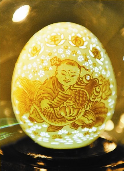 金奖作品——陕西省闻福良的蛋雕《连年有余》。