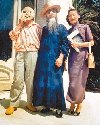 张大千(中)夫妇拜访西方艺坛“教父”毕加索，戴上面具合影。图片来源：台湾《旺报》