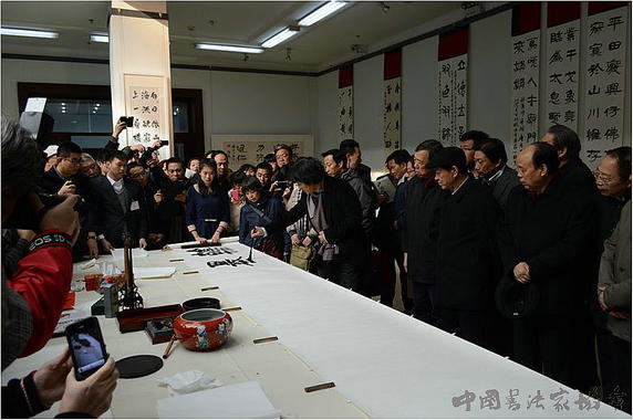 郑晓华“翰墨中华”系列首展在山西省美术馆开幕,开幕式现场郑晓华在巨幅长卷上书写展览主题词:“翰墨中华,美丽山西”