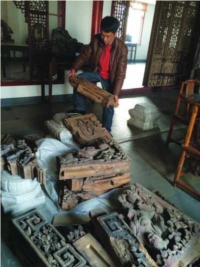 唐良恩展示他收藏的皖南民居木构件