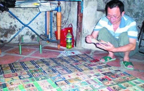 每本小人书的封皮,老张都用透明塑料薄膜精心包装。