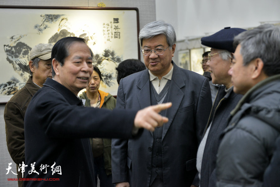 “曹柏崑读写画新作展”16日在天津图书馆展厅举行，图为原北辰区政协主席魏积良、书画家曹柏崑在现场与观众交流。