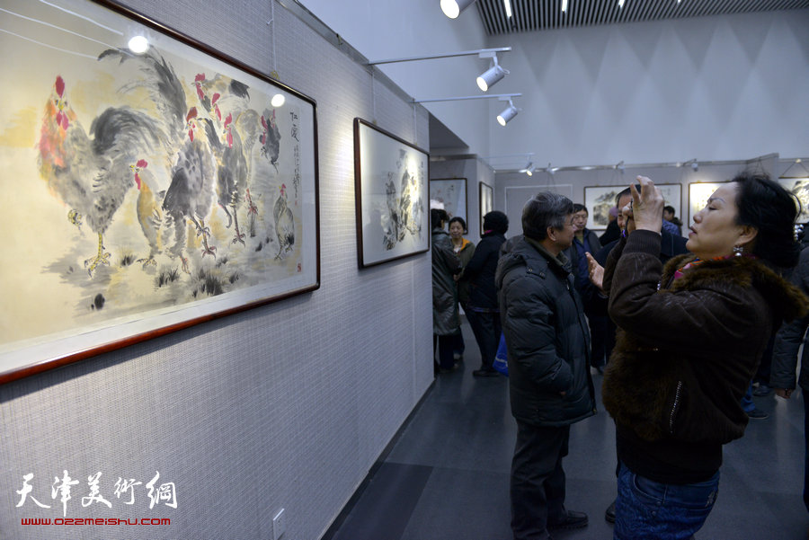 “曹柏崑读写画新作展”16日在天津图书馆展厅举行，图为书画展现场。