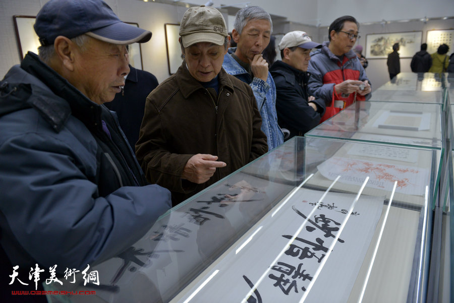 “曹柏崑读写画新作展”16日在天津图书馆展厅举行，图为书画展现场。
