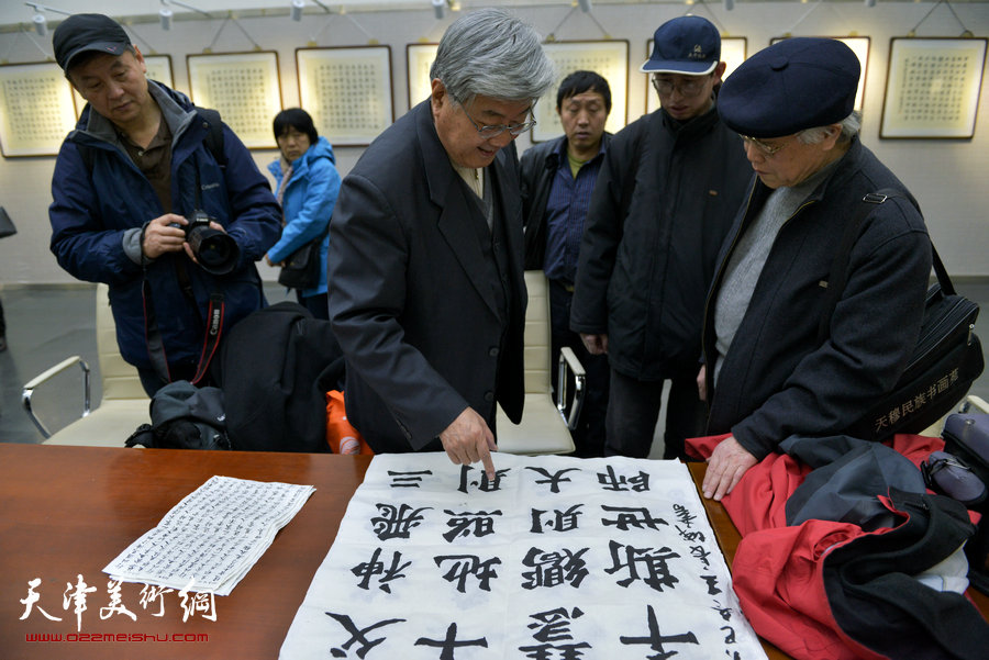 “曹柏崑读写画新作展”16日在天津图书馆展厅举行，图为曹柏崑在现场与书画爱好者交流。