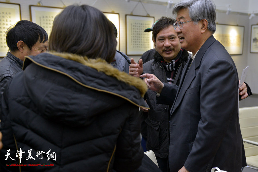 “曹柏崑读写画新作展”16日在天津图书馆展厅举行，图为曹柏崑在现场与观众交流。 