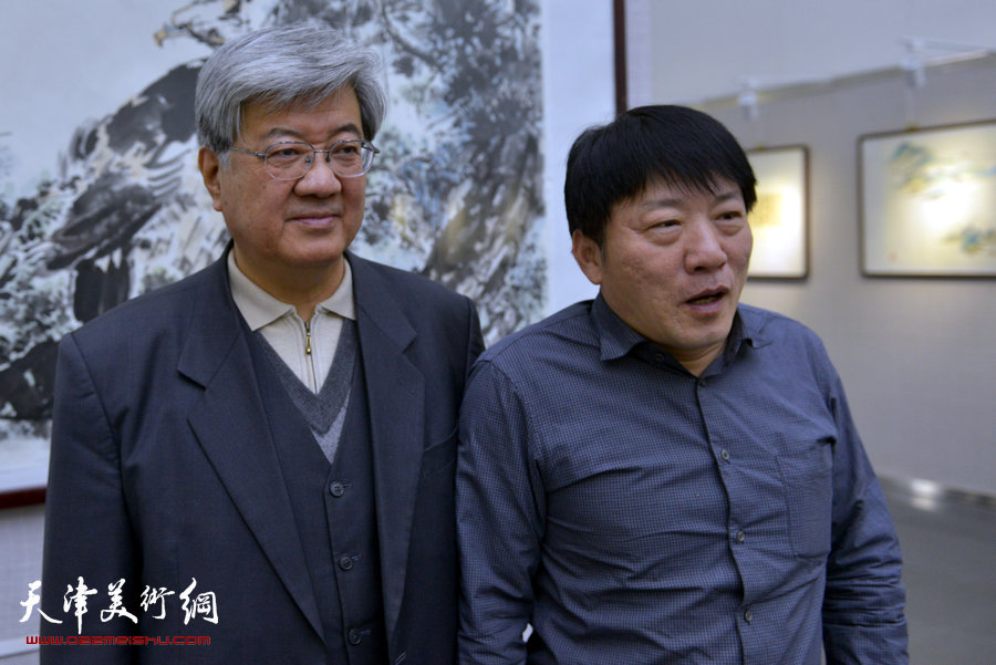 “曹柏崑读写画新作展”16日在天津图书馆展厅举行，图为曹柏崑与图书馆展馆负责人高原春在书画展现场。