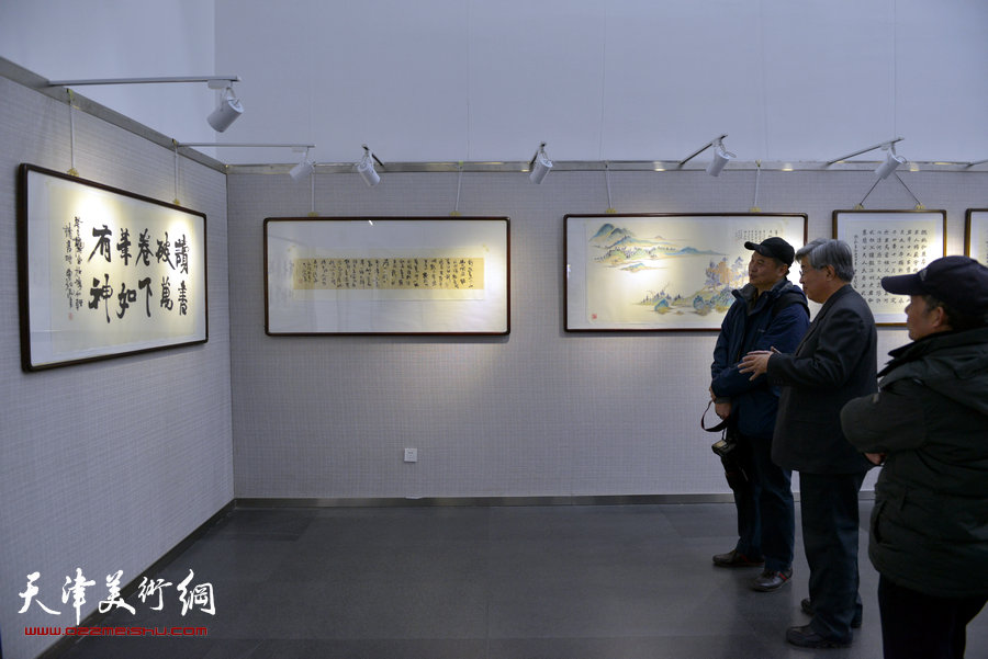 “曹柏崑读写画新作展”16日在天津图书馆展厅举行，图为曹柏崑与观众在书画展现场。