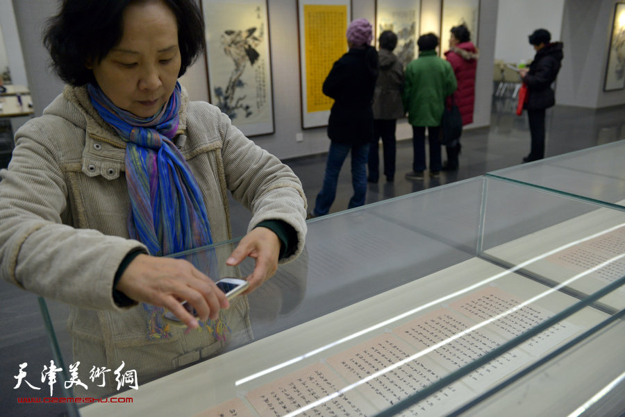 “曹柏崑读写画新作展”16日在天津图书馆展厅举行，图为书画展现场。