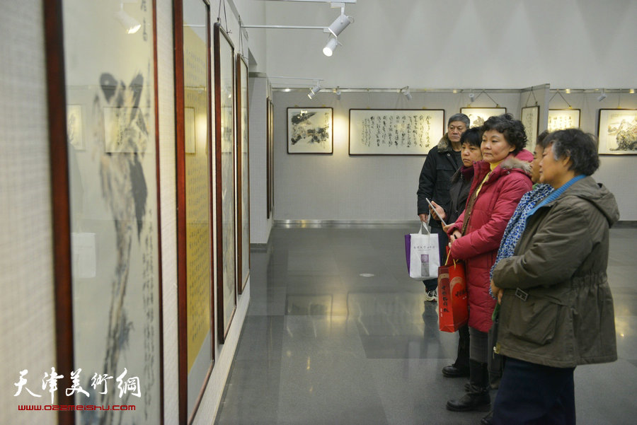 “曹柏崑读写画新作展”16日在天津图书馆展厅举行，图为书画展现场。