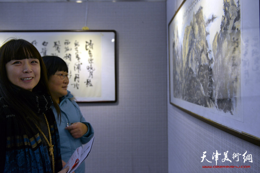 “曹柏崑读写画新作展”16日在天津图书馆展厅举行，图为书画展现场。