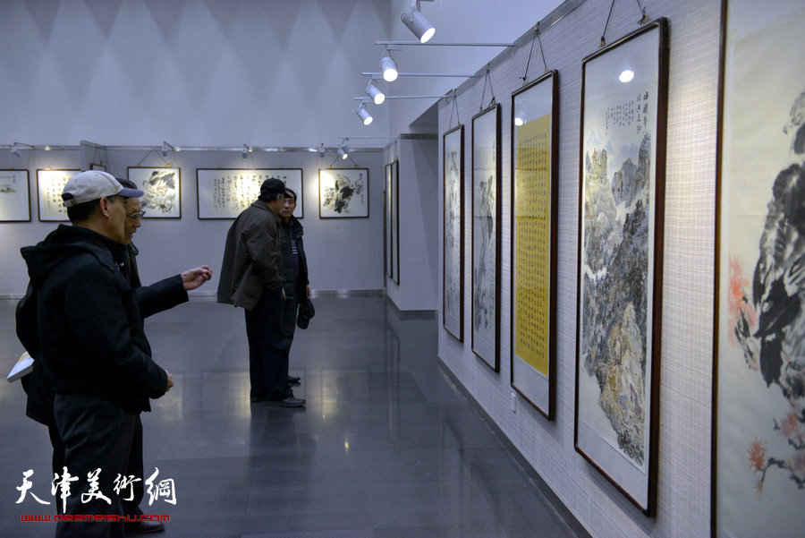 “曹柏崑读写画新作展”16日在天津图书馆展厅举行，图为书画展现场。