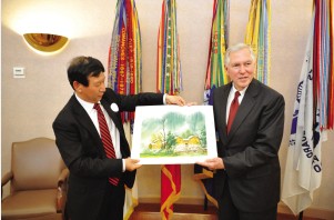 2013年5月29日杨东风作品《山村》由中联部有关领导赠送给美国前总统卡特