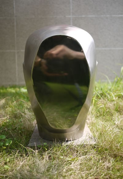 傅中望《面镜》不锈钢,65cm×45cm×50cm,2003年