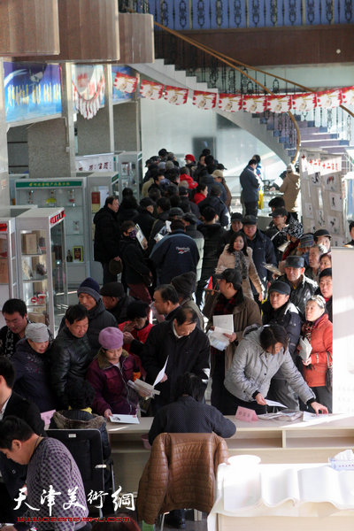 孙富泉、冼艳萍签售十二生肖连体明信片册，图为现场。