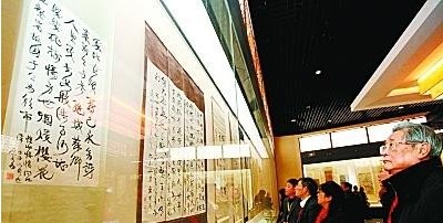 市民参观南海博物馆所藏的康有为书法作品。