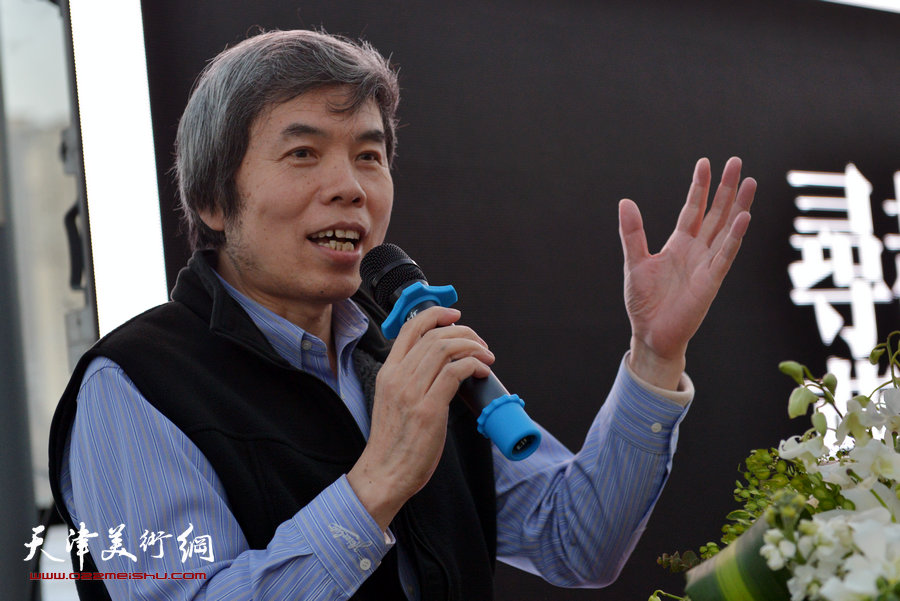 尚金凯“都市寻梦”城市艺术沙龙展在梅江国际艺术馆展出，图为天津市创意产业协会副会长孙敬忠致辞。