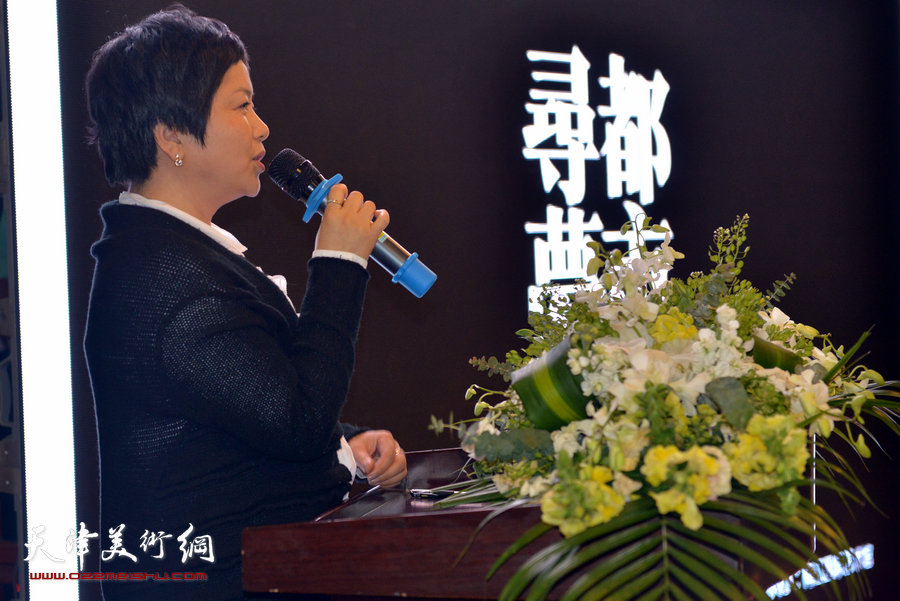 尚金凯“都市寻梦”城市艺术沙龙展在梅江国际艺术馆展出，图为天津电视台影视剧部主任致辞。