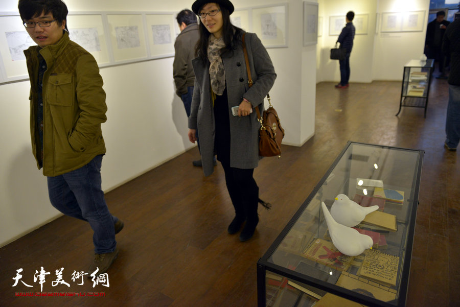 尚金凯“都市寻梦”城市艺术沙龙展在梅江国际艺术馆展出，图为画展现场。