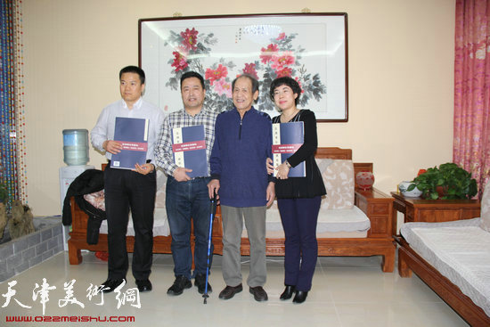 著名书法家范润华喜收三位新徒，左起：孟宪锋 余薪濬 范润华 刘蕾