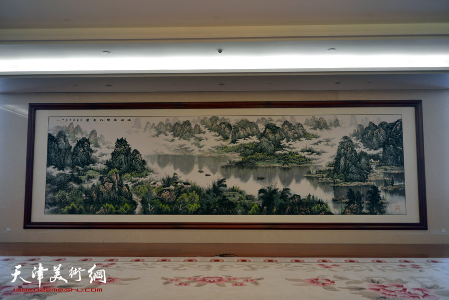 山水画家李学亮两幅巨作近日在滨海新区创作完成，图为李学亮作品《江山万里入画图》。