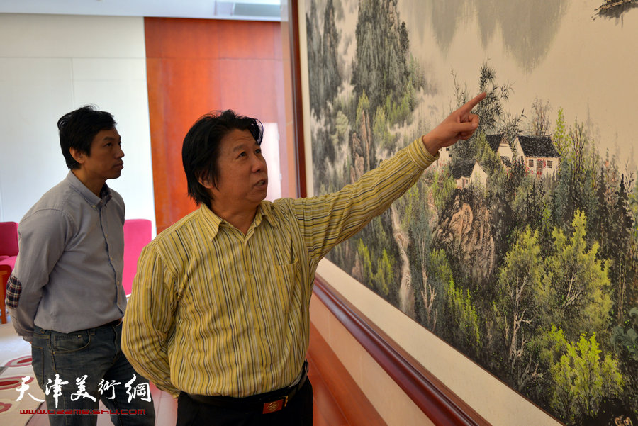 山水画家李学亮两幅巨作近日在滨海新区创作完成，图为李学亮与友人在其新近创作的巨幅山水画前。