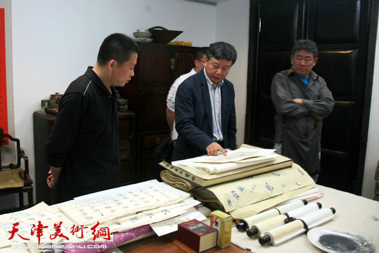 中国美术家协会党组书记、副主席吴长江在泰达当代艺术博物馆曹志宏工作室参观。