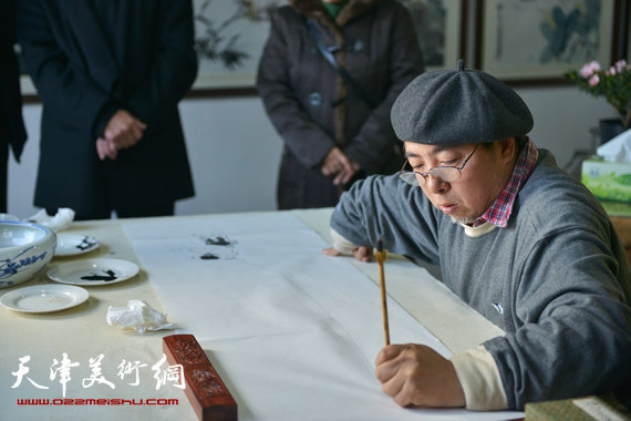 天津紫竹茗轩菊缘画院入住闽龙茶城暨开业仪式举行，图为庐东升现场作画。