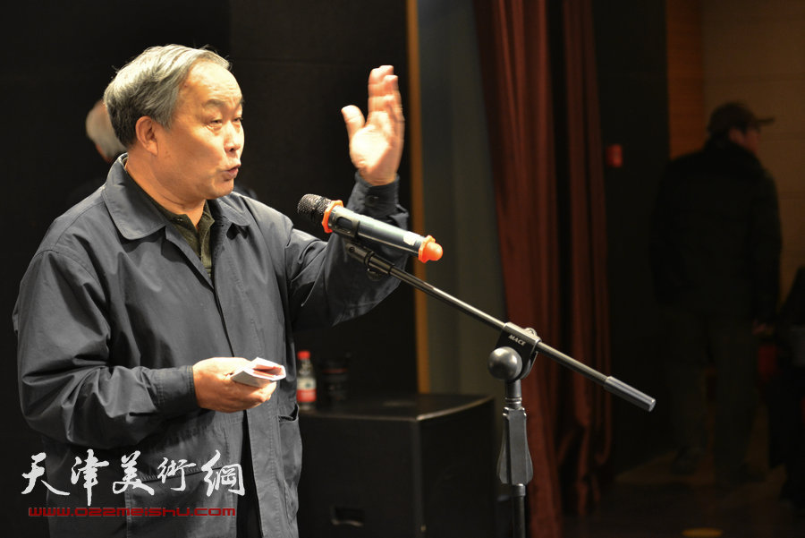 “顾志新师生书画印艺术展”元月3日在意风区开幕，图为唐云来致辞。
