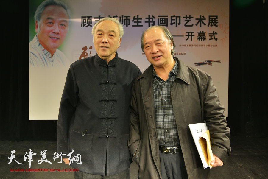 “顾志新师生书画印艺术展”元月3日在意风区开幕，图为顾志新与王书平致辞。