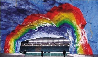 在斯德哥尔摩地铁站“黑暗的岩洞”中所出现的一道亮丽彩虹