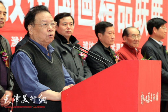 天津美院三教授国画精品联展在潍坊开幕，图为著名画家张蒲生致辞。