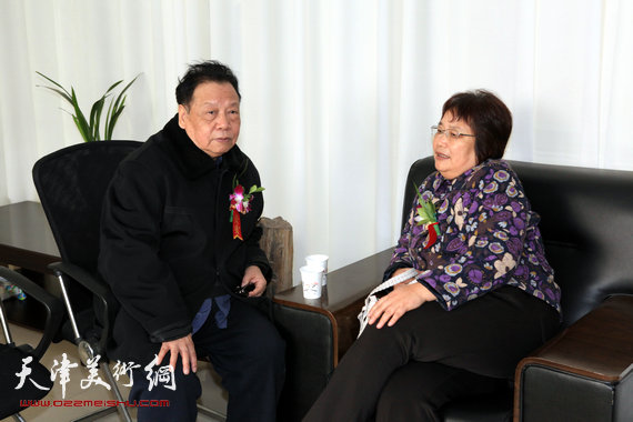 天津美院三教授国画精品联展在潍坊开幕，图为张蒲生与来宾展前交谈。