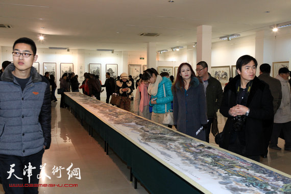 天津美院三教授国画精品联展在潍坊开幕，图为画展现场。