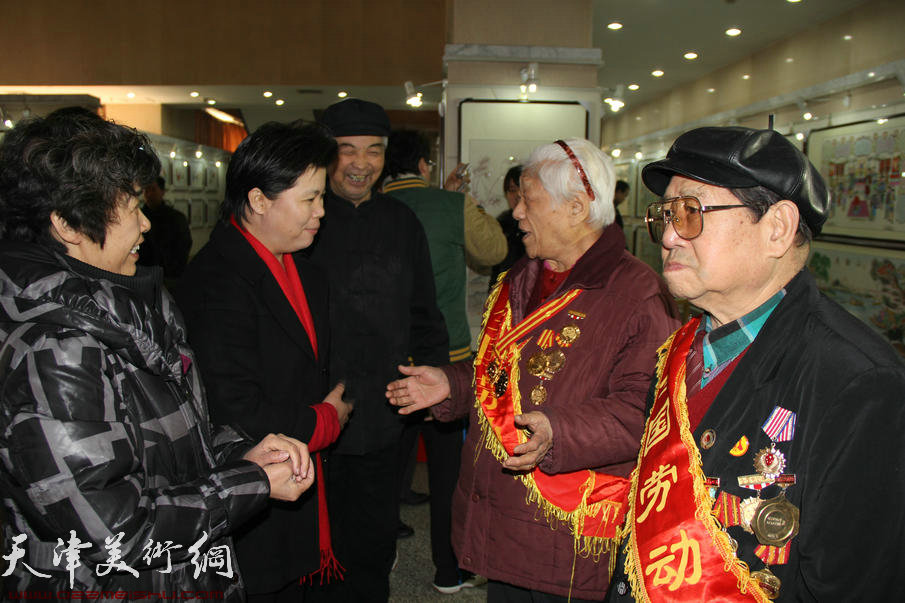 刘红（左2）白庆芳（中）在展览现场