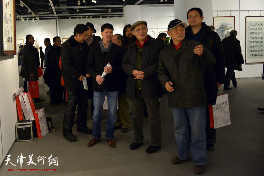 “津门画语”津门书画院第四届年展1月7日开幕，图为孙长康、纪振民在画展上。