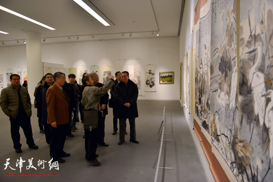 骏驰迎春—2014·天津市政协历届委员书画作品展，图为周绍熹在观看展品。