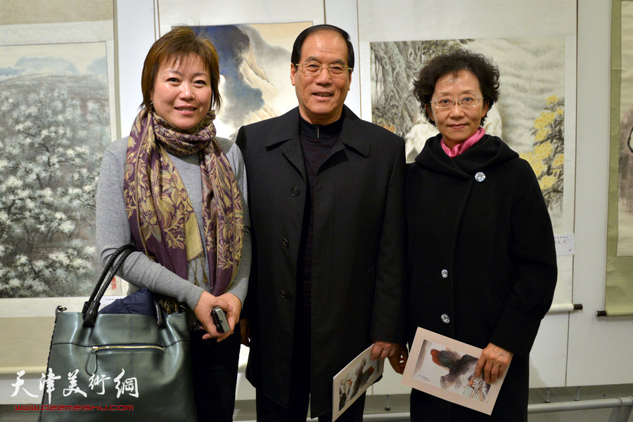 骏驰迎春—2014·天津市政协历届委员书画作品展，图为李澜与来宾在画展现场。