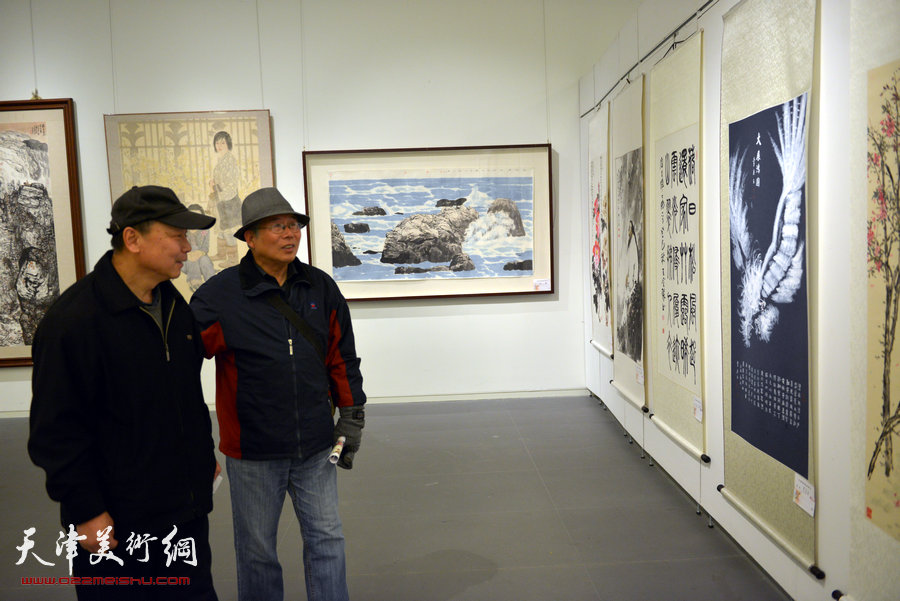 骏驰迎春—2014·天津市政协历届委员书画作品展，图为画展现场。