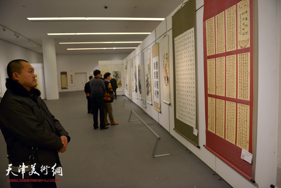 骏驰迎春—2014·天津市政协历届委员书画作品展，图为画展现场。
