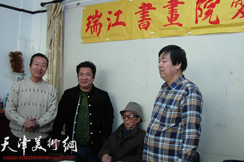 瑞江书画院再次举办“爱心”助学活动，图为陈占军先生慷慨解囊。