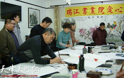 瑞江书画院再次举办“爱心”助学活动，图为捐助现场。