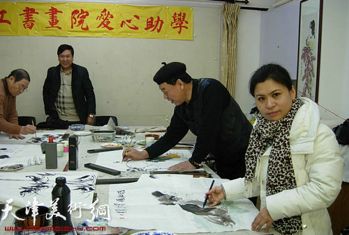 瑞江书画院再次举办“爱心”助学活动，图为张黎萍。
