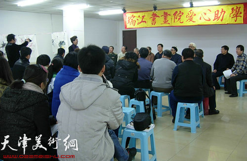 瑞江书画院再次举办“爱心”助学活动，图为捐助现场。