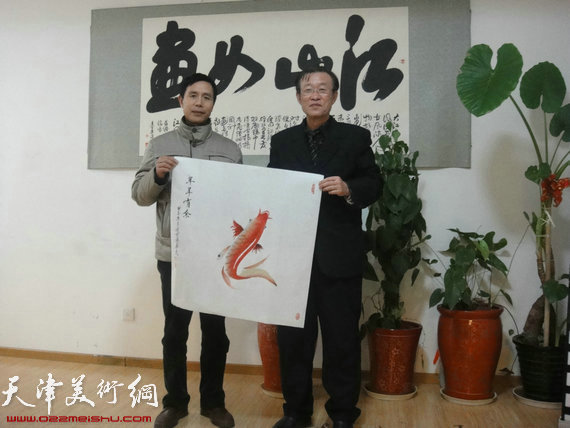 画家要华民与仿邓体书法第一人汪世龙在京交流，图为刘计朝、要华民。