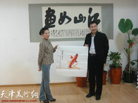 画家要华民与仿邓体书法第一人汪世龙在京交流，图为青年歌手杨丽熙、科威在画作前留念